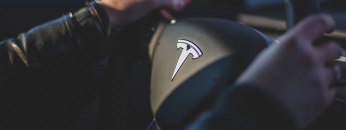 Der Gegenwind bei Tesla lässt nicht nach und nun deuten sich Entlassungen bei dem E-Autobauer an - Newsbeitrag